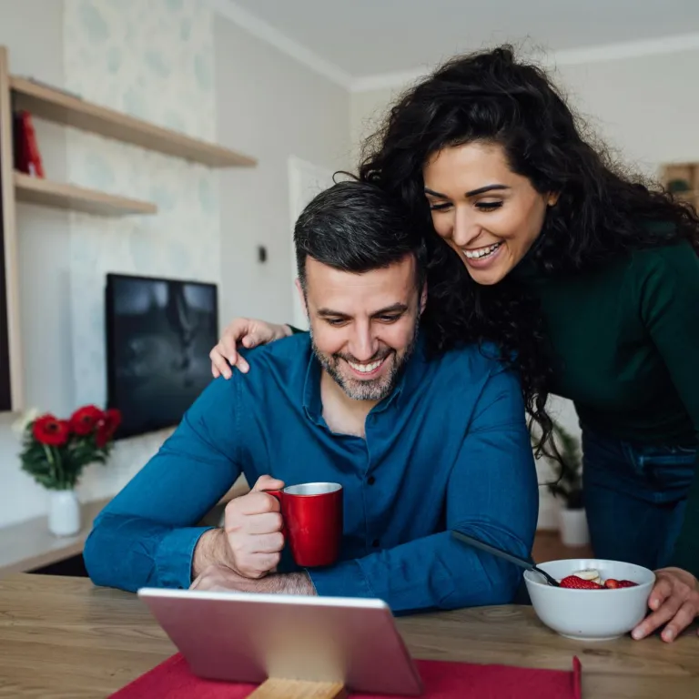 viendo la compu dos personas